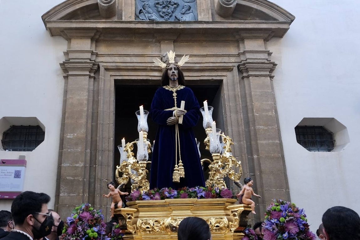 FOTOS:Traslado del Señor de la Sentencia hasta la Catedral para presidir el Vía Crucis oficial de Hermandades de Cádiz