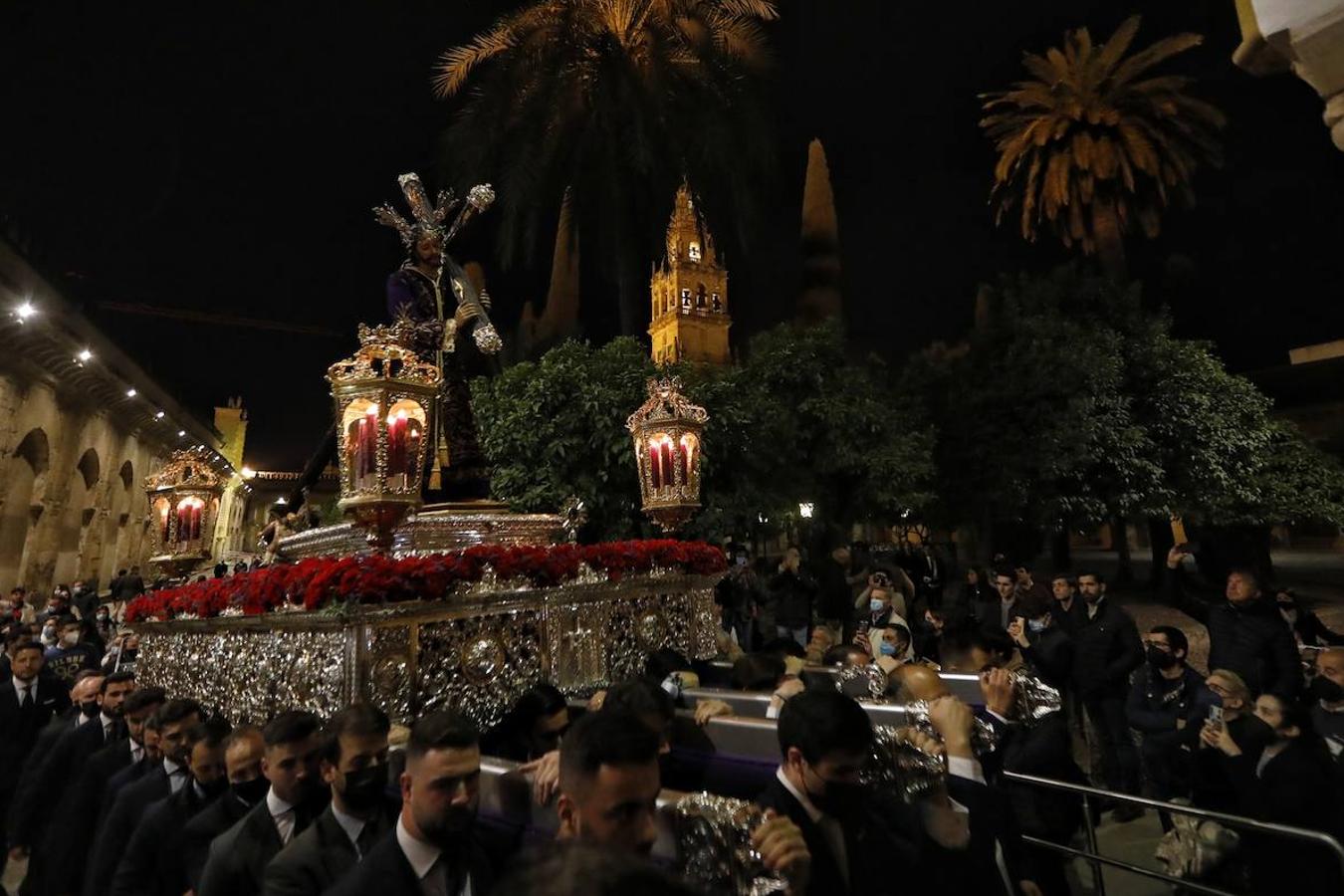 El rezo del Vía Crucis de Córdoba por la paz en Ucrania ante la dulce mirada de Nuestro Padre Jesús del Calvario