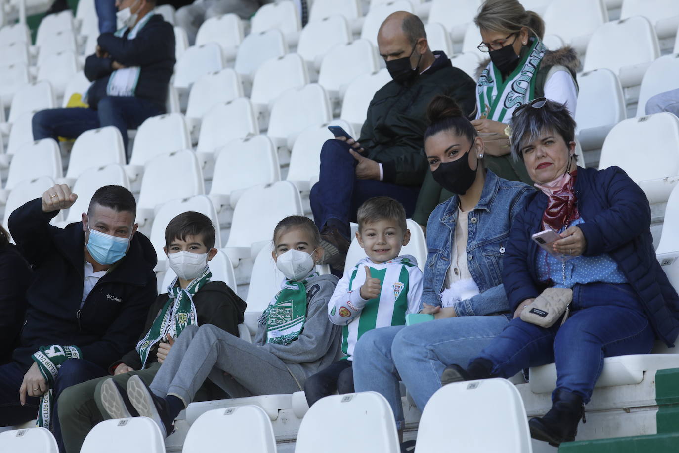 El excelente ambiente en el Córdoba CF - CD Mensajero, en imágenes