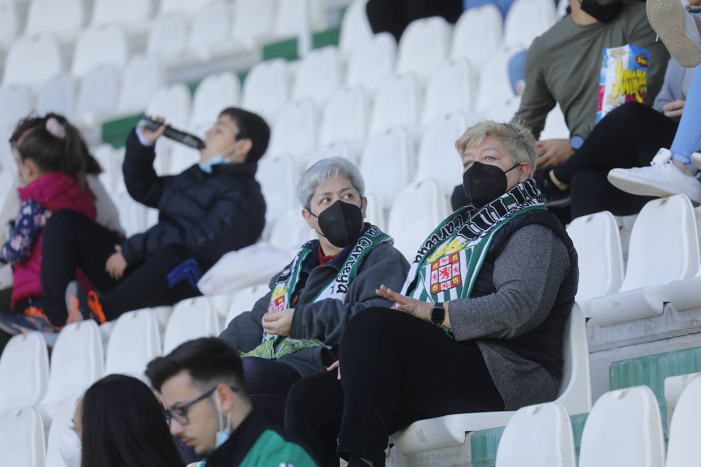 El excelente ambiente en el Córdoba CF - CD Mensajero, en imágenes