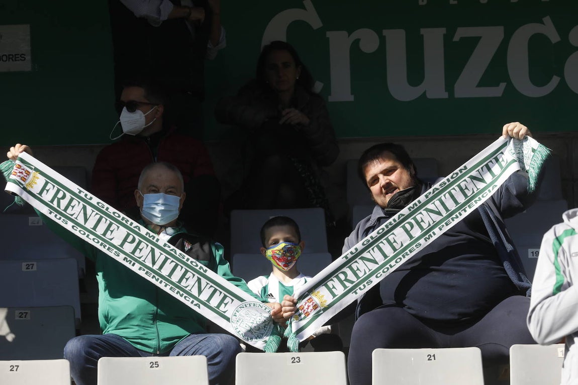 El excelente ambiente en el Córdoba CF - CD Mensajero, en imágenes