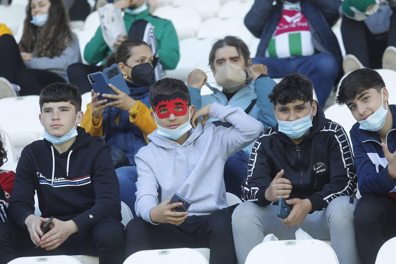 El excelente ambiente en el Córdoba CF - CD Mensajero, en imágenes