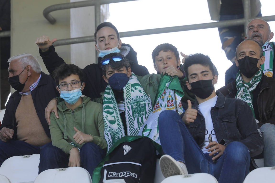 El excelente ambiente en el Córdoba CF - CD Mensajero, en imágenes