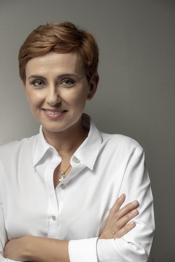 Aisy Dance - Elena Casas. Elena Casas es la fundadora y diseñadora de Aisy Dance, marca de ropa de danza sofisticada y sostenible made in Spain. Aisy Dance fue creada en diciembre del año 2018. Todo surgió cuando Elena salió con su hija adolescente, que practicaba ballet desde que era pequeña, en busca de ropa para sus clases. Se dio cuenta de lo mucho que le costaba encontrar prendas que le gustaran y con las que se sintiera identificada ya que casi todo lo que veían parecía de mala calidad o pensado para niñas mucho más pequeñas.