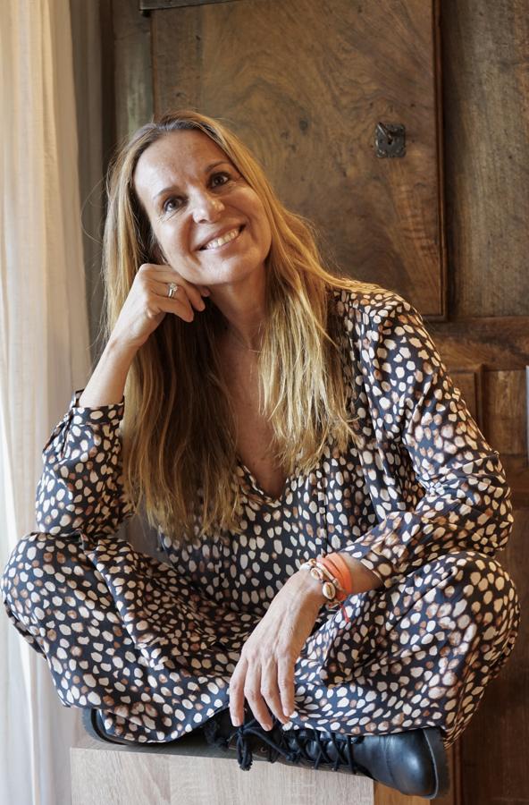 Thais Amich - Thais. Thais Amich es una marca de moda española slow sostenible, atemporal, versátil y de fabricación nacional con colecciones cápsula, versátiles, bonitas y auténticas. Thais, su fundadora, creció entre patrones, tejidos y bocetos por lo que la moda formó parte de su vida desde niña. Su padre fundó hace 35 años una de las marcas de moda más importantes en España, Amichi, y es quien le contagió su entusiasmo, ilusión y amor por el sector. Después de 35 años en el sector de la moda su único objetivo es hacer las cosas un poco mejor, o al menos intentarlo. De ahí su apuesta por la moda slow, por la moda responsable, de baja contaminación y comprometida con el planeta.