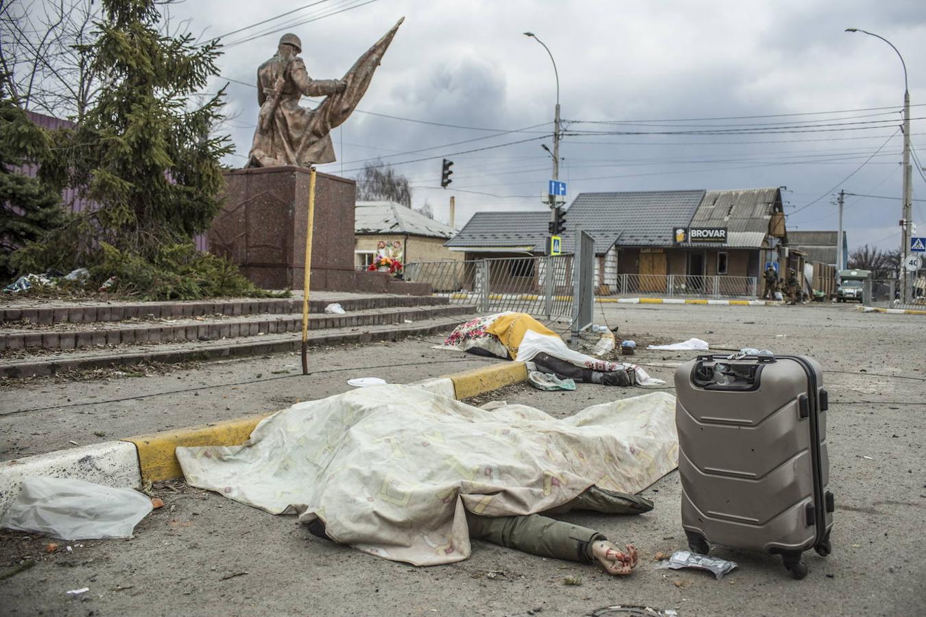 Dos cuerpos yacen en una calle de la ciudad de Irpin, a las afueras de Kiev. 