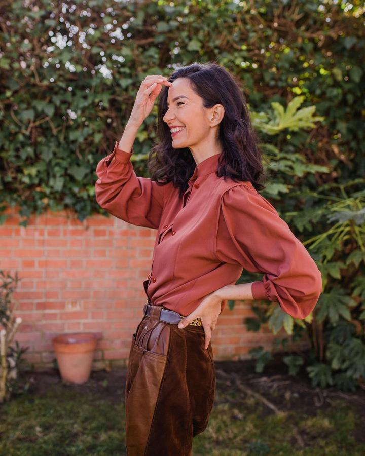 The Atypical Project - Naiara Regúlez. The Atypical Project es un proyecto personal de Naira Regúlez creado a partir de la necesidad de conseguir aunar los conceptos de negocio, ética y estética. Esta firma surge a partir de la necesidad de generar un impacto directo en la vida de las 34 artesanas que, en Bangladesh, confeccionan bajo la premisa de Comercio Justo una línea de bolsos personalizables. Un proyecto sostenible socialmente que se lanzó en 2019, con una gran y sorprendente acogida por parte del público. Con motivo del 8 de marzo, la firma ha lanzado un bolso bordado con la palabra WOMAN que invita a parar y pensar en quiénes son las mujeres que confeccionan las prendas que llevamos puestas.