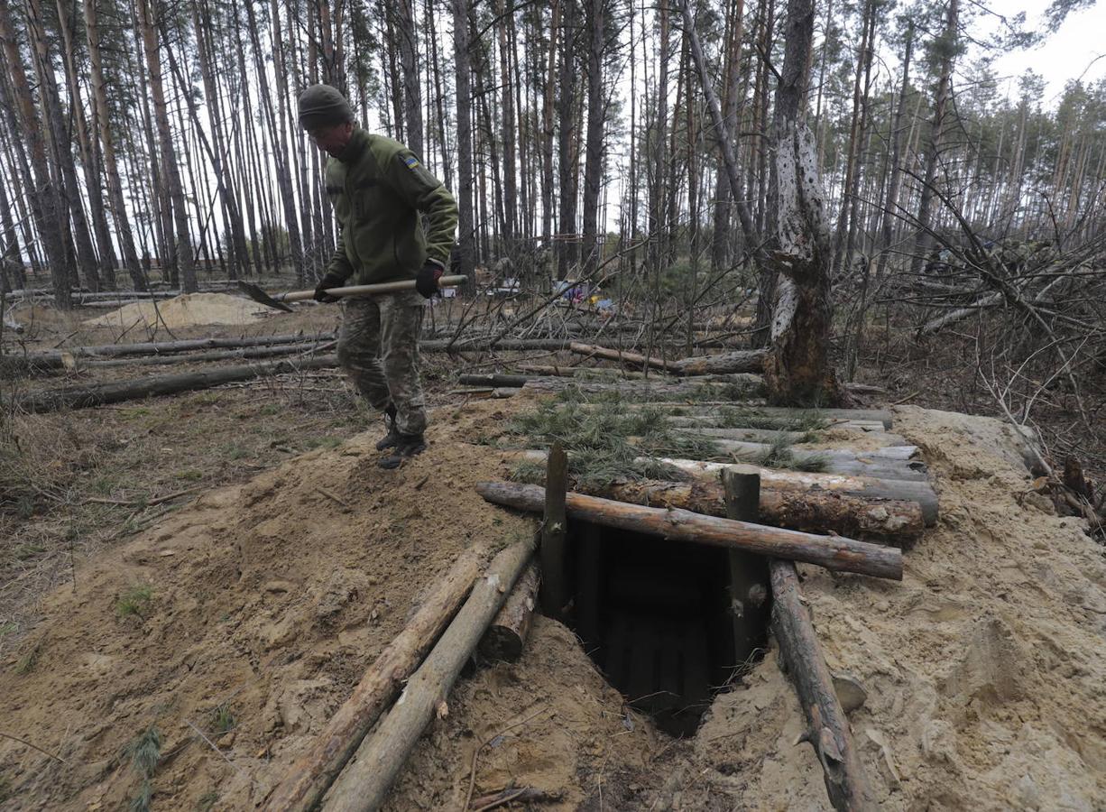 Militares ucranianos levantan escondites y lugares de combate en los bosques de las afueras de Kiev. 