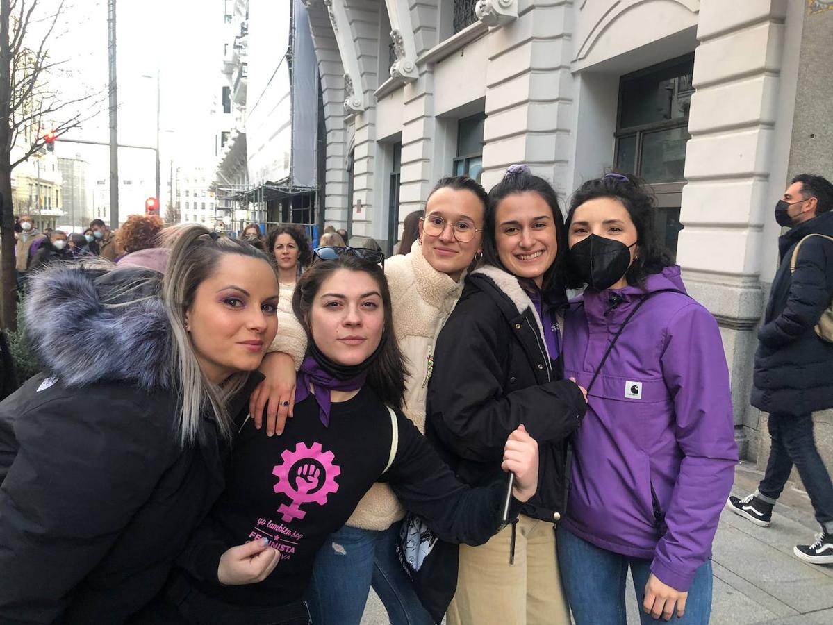 Un grupo de jóvenes veinteañeras que participan esta tarde en la manifestación abolicionista. 