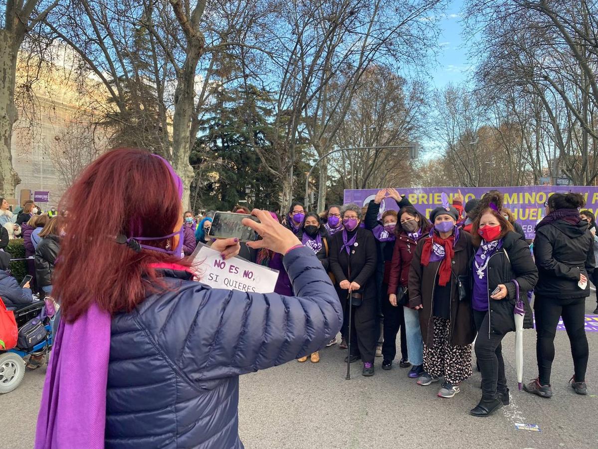 Proclamas como la de «no es no» o «el patriarcado me da arcadas» predominan en la manifestación de la Comisión 8M. 