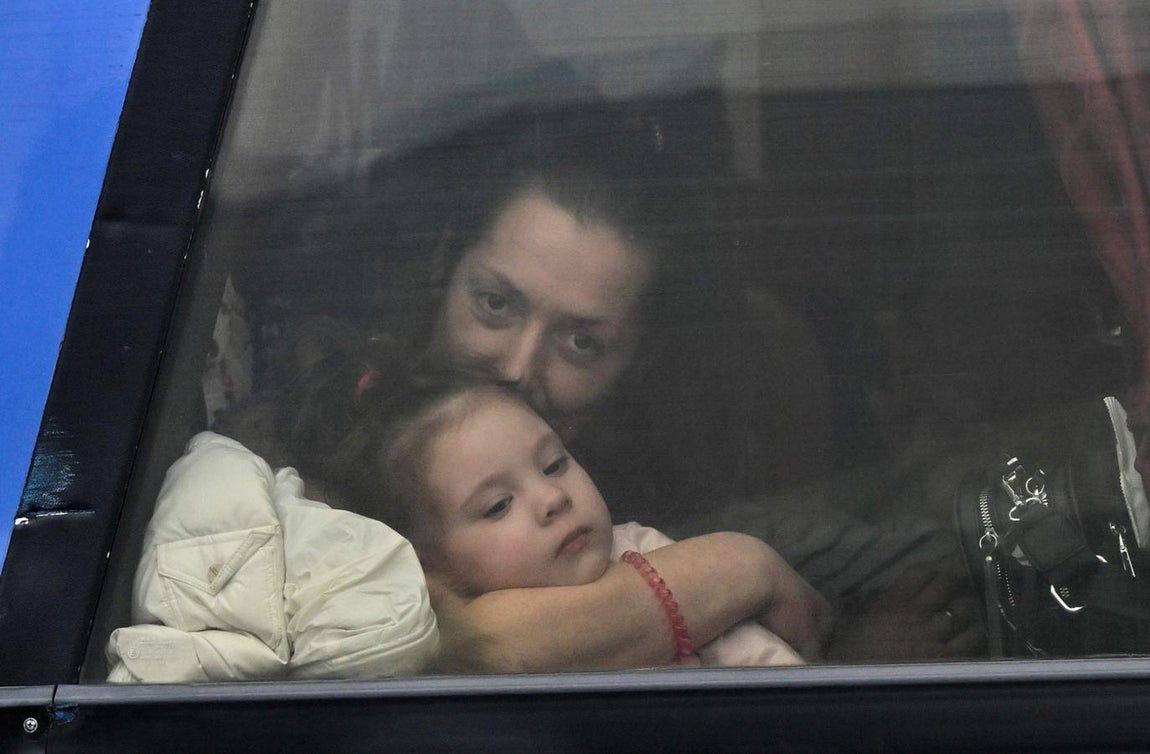 Una madre ucraniana es evacuada con su hija en un autobús rumbo a Polonia. 