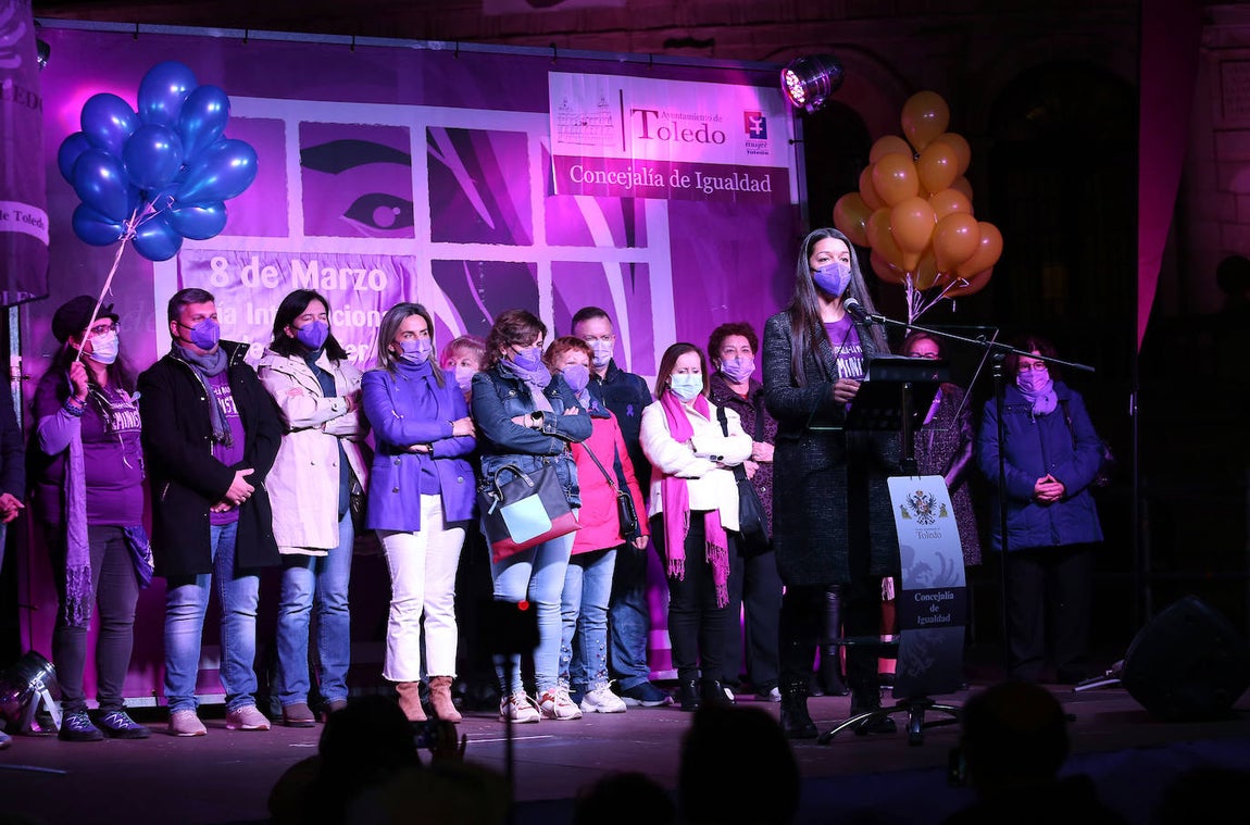 La alcaldesa de Toledo, Milagros Tolón, en el centro. 
