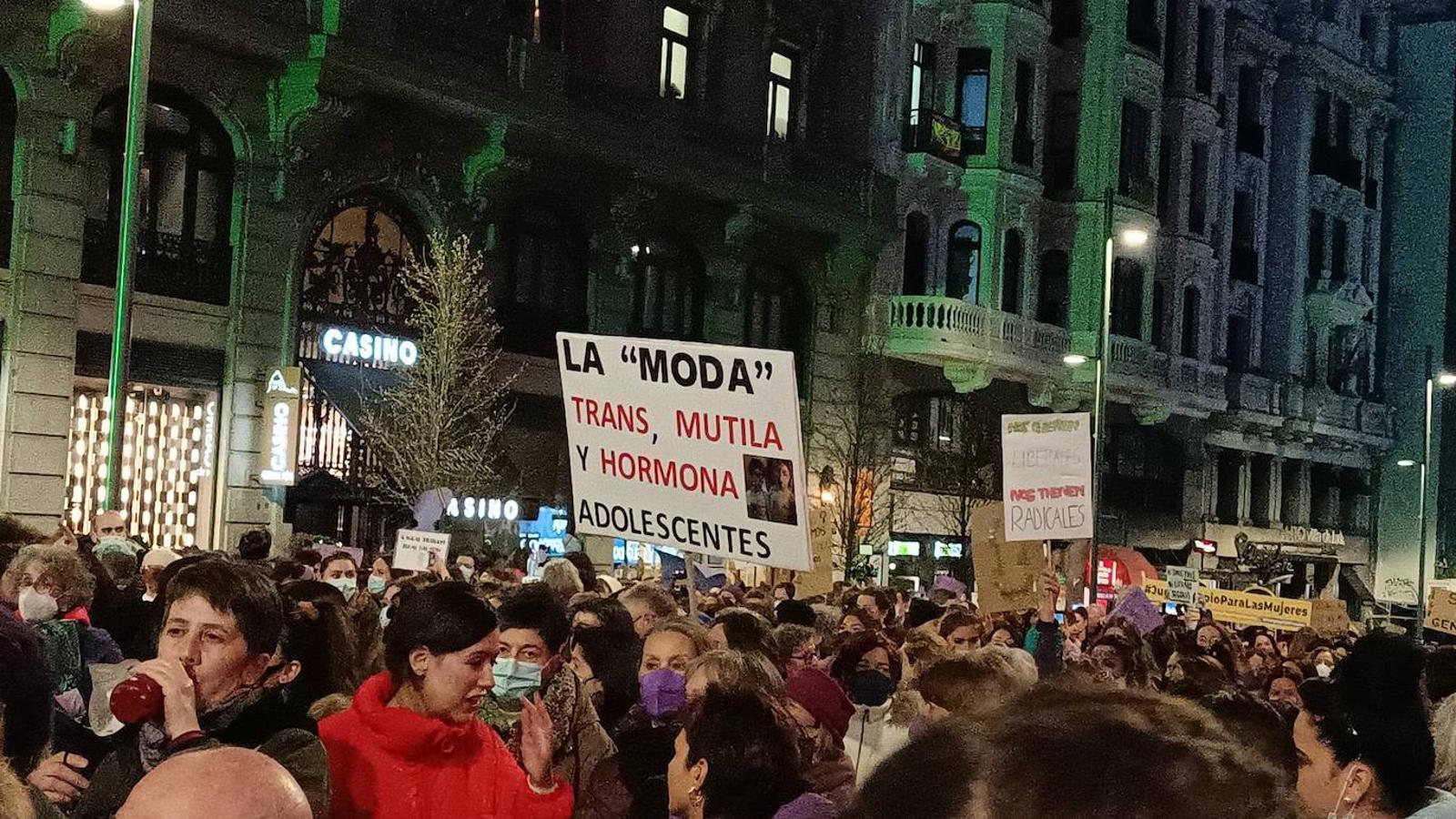 Pancarta que directamente señala que los cambios de sexo son una «moda». 