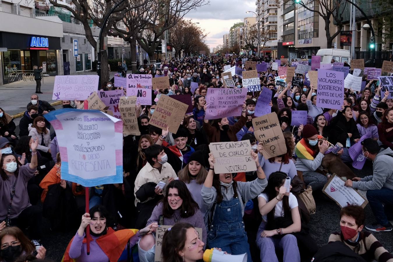 FOTOS: Marcha por el 8M en Cádiz