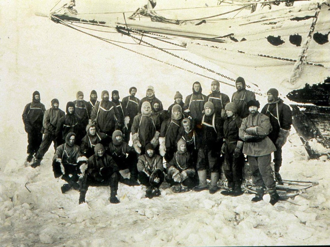 Grupo de exploradores, entre los que se encuentra Ernest Shackleton, dispuestos a emprender una de sus expediciones en 1914. 