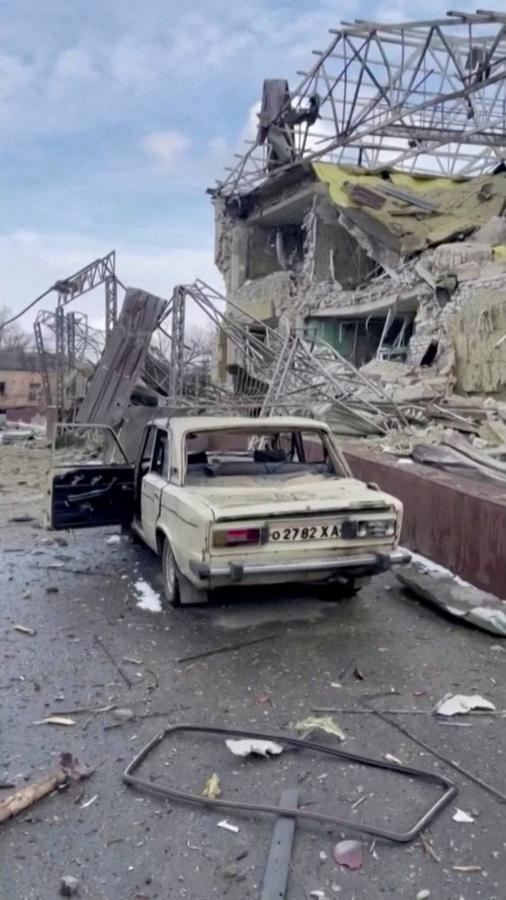 Un hospital y un coche, destruidos por un bombardeo del Ejército ruso. 