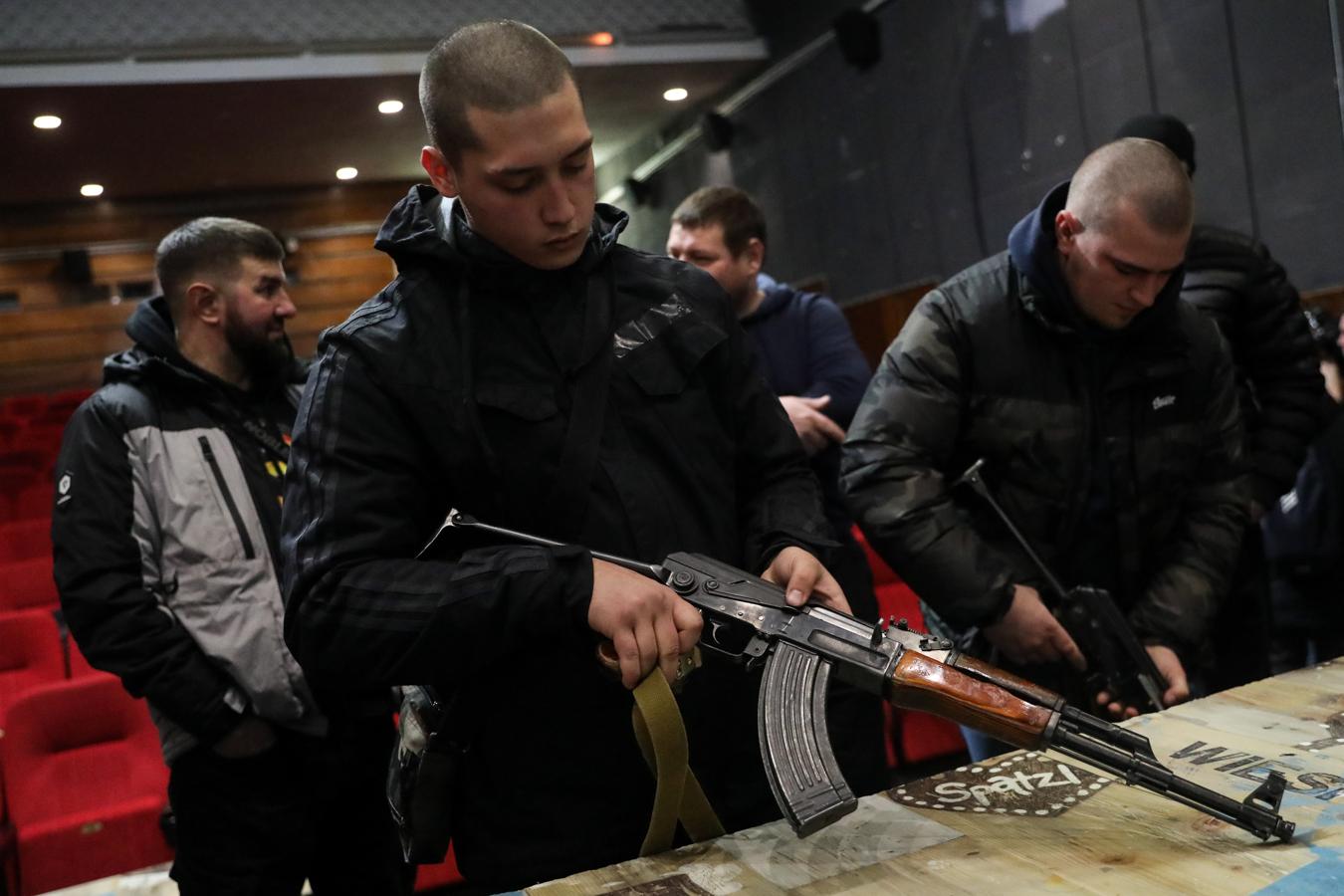 Son muchos los jóvenes que acuden a aprender cómo manejar armas. Desde que se inició la invasión al país, están llamados a filas todos los hombres de entre 18 y 65 años. 