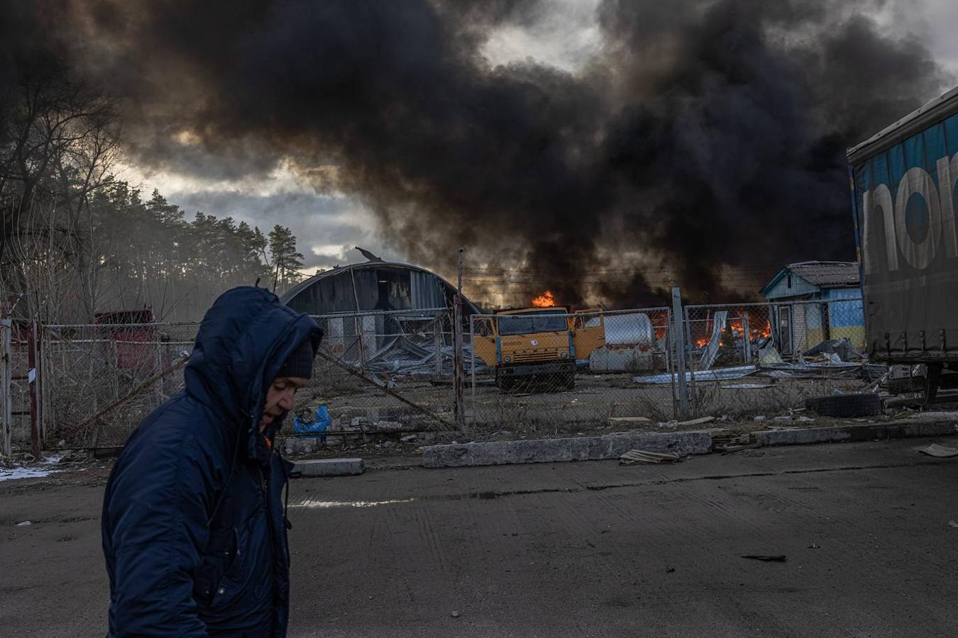 Imagen de un incendio tras un ataque ruso en Kalinovka. 