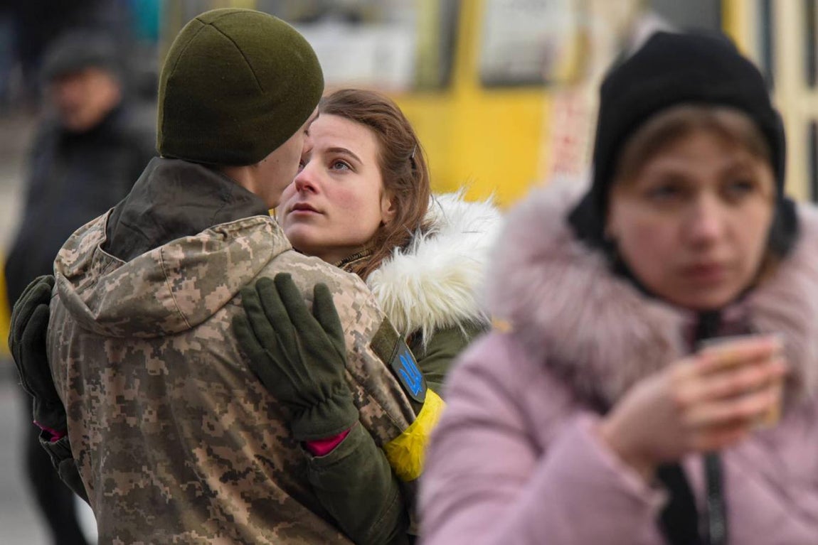 Un combatiente ucraniano se despide de su pareja en la estación de tren de Leópolis. 
