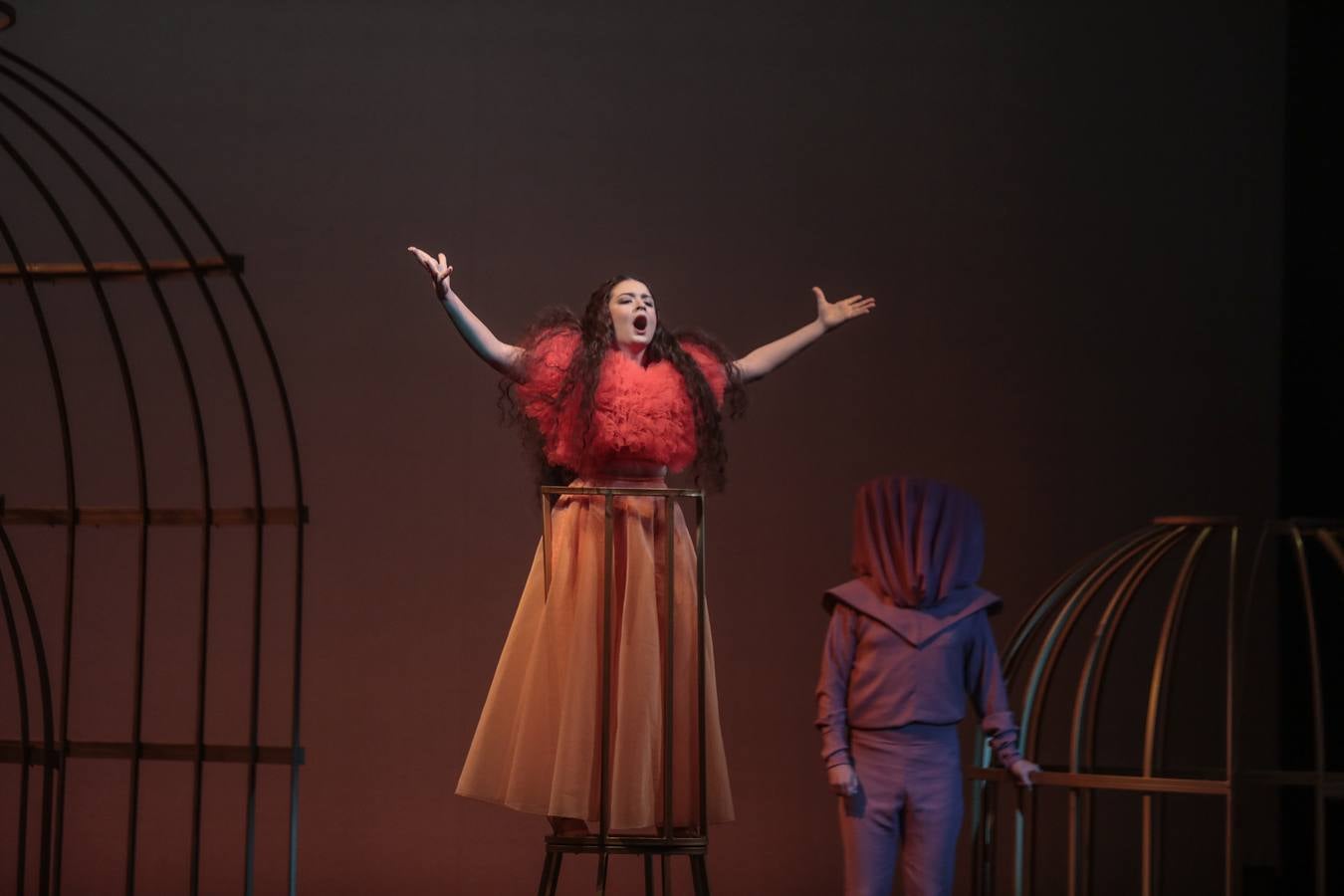 Ensayo general de la ópera 'La mujer tigre', en el teatro Lope de Vega. RAÚL DOBLADO