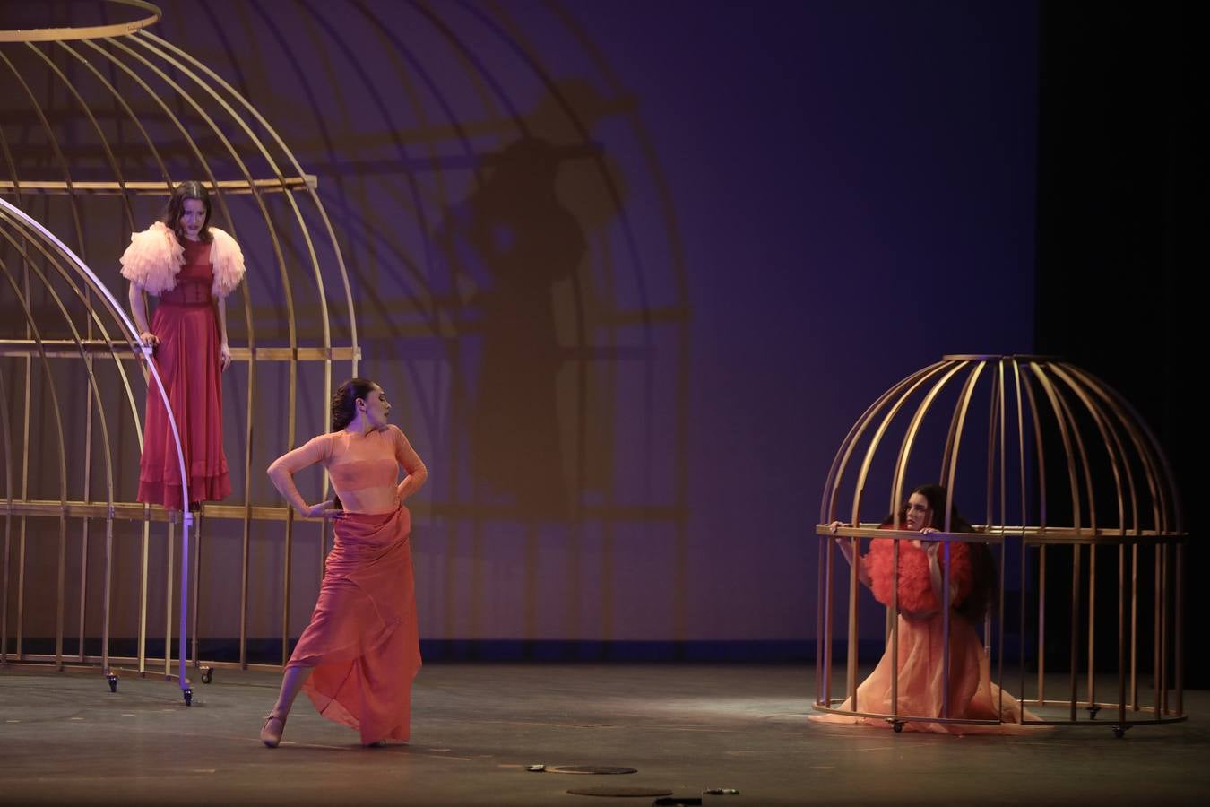 Ensayo general de la ópera 'La mujer tigre', en el teatro Lope de Vega. RAÚL DOBLADO