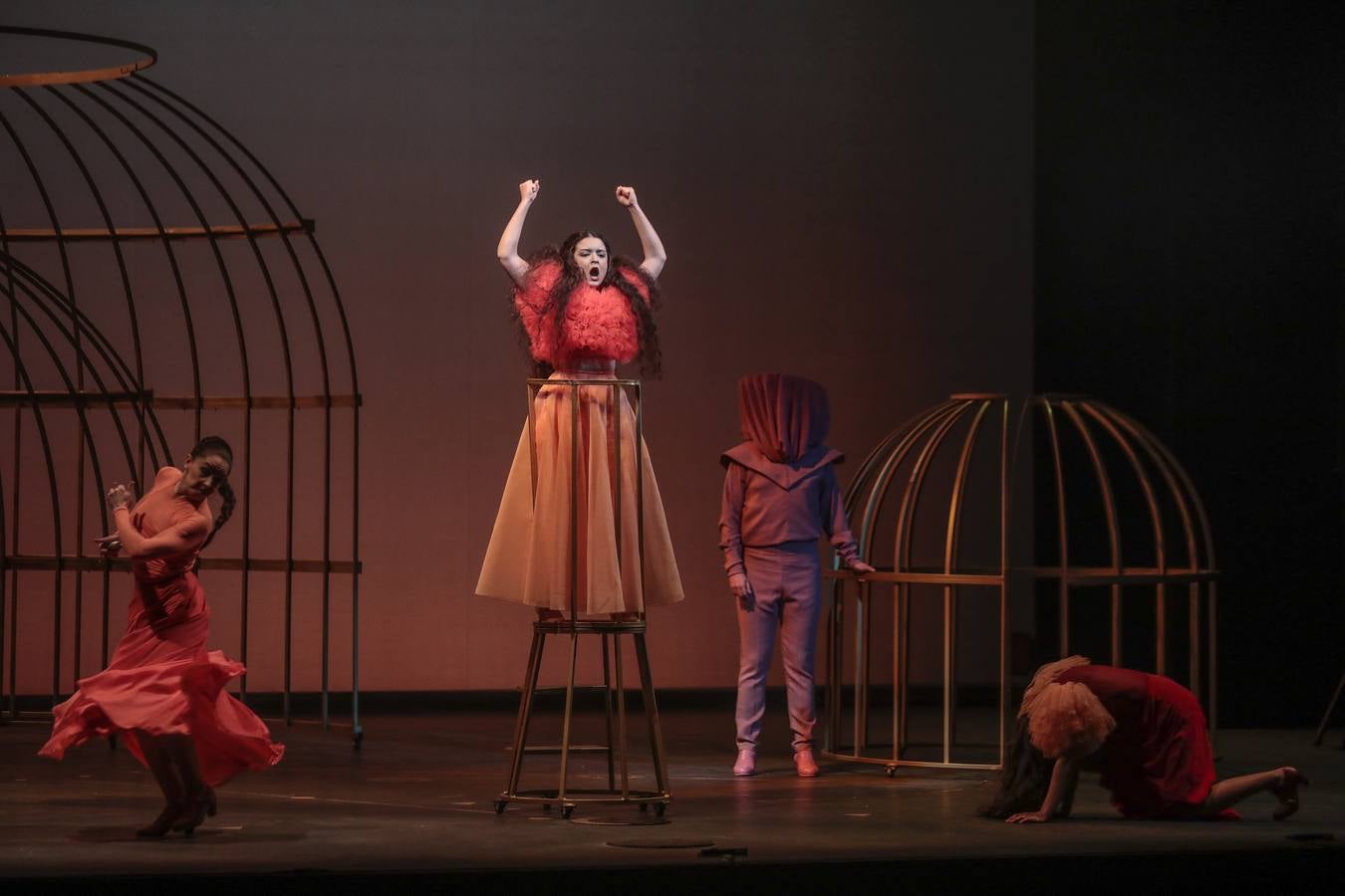 Ensayo general de la ópera 'La mujer tigre', en el teatro Lope de Vega. RAÚL DOBLADO