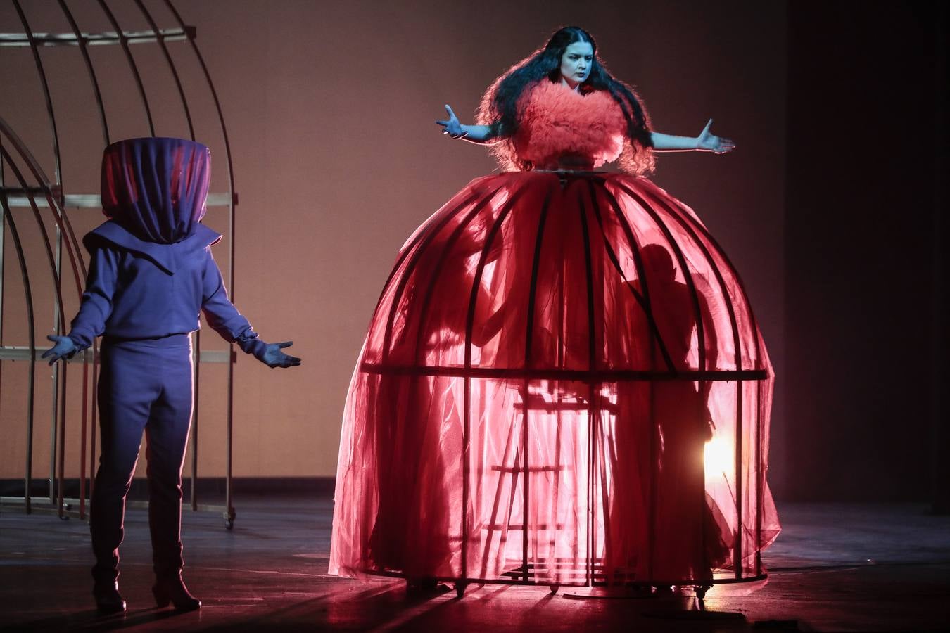 Ensayo general de la ópera 'La mujer tigre', en el teatro Lope de Vega. RAÚL DOBLADO