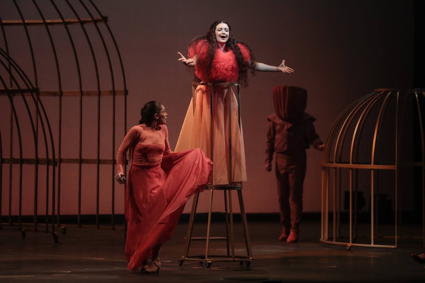 Ensayo general de la ópera 'La mujer tigre', en el teatro Lope de Vega. RAÚL DOBLADO