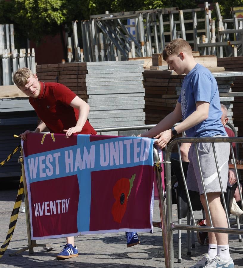 Aficionados del equipo inglés del West Ham llenan los bares de Sevilla. MANUEL GÓMEZ