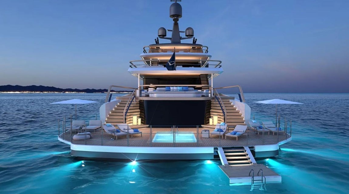 'Project 2024', el nuevo yate de 182 millones de Amancio Ortega. El área de popa de la cubierta principal está conectada con dos escaleras de suave pendiente, lo que hace que sea muy segura para los máspequeños de la casa, que pueden jugar en la plataforma y la piscina mientras que los adultos observan tranquilamente desde arriba.