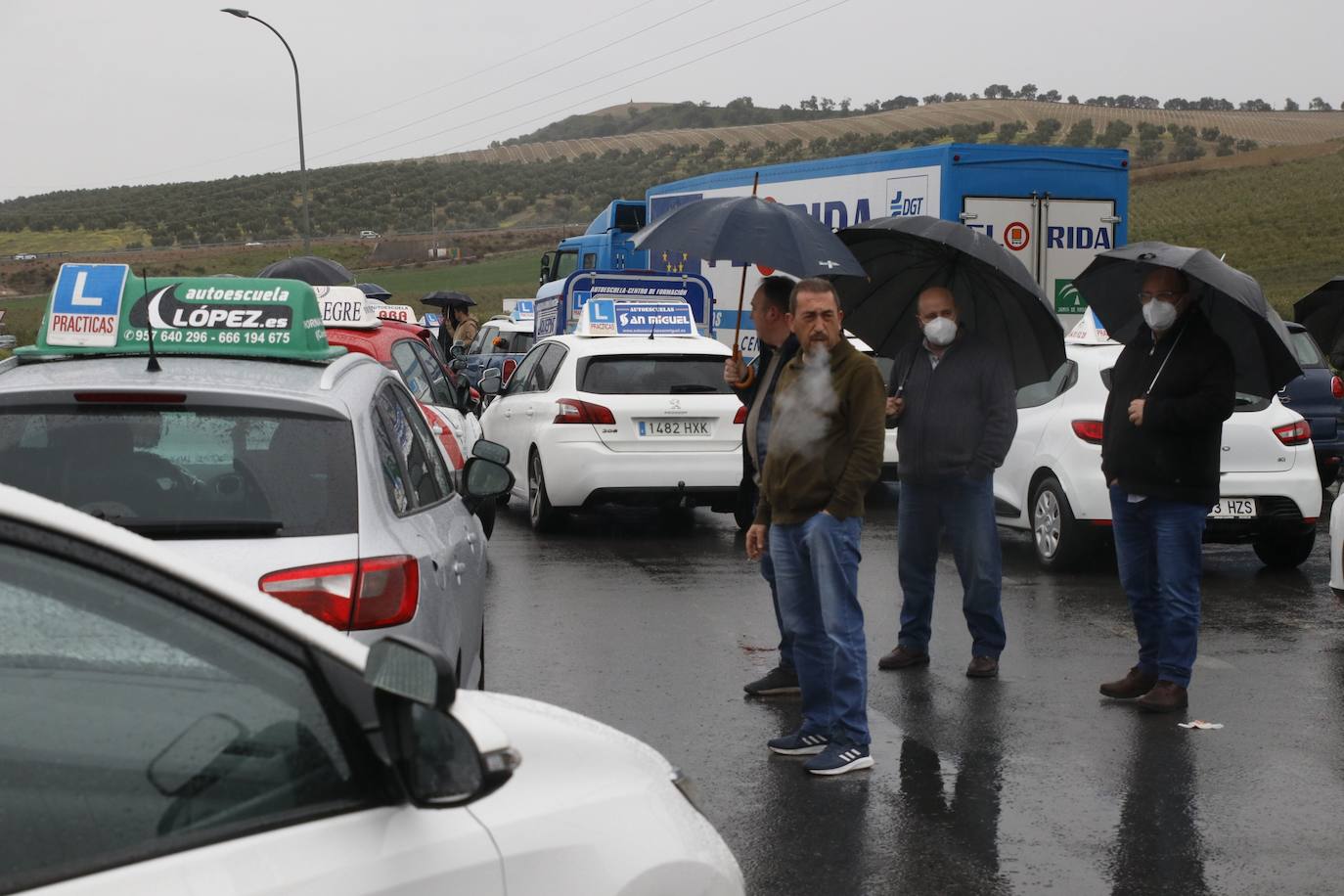 La marcha de protesta de las autoescuelas de Córdoba, en imágenes