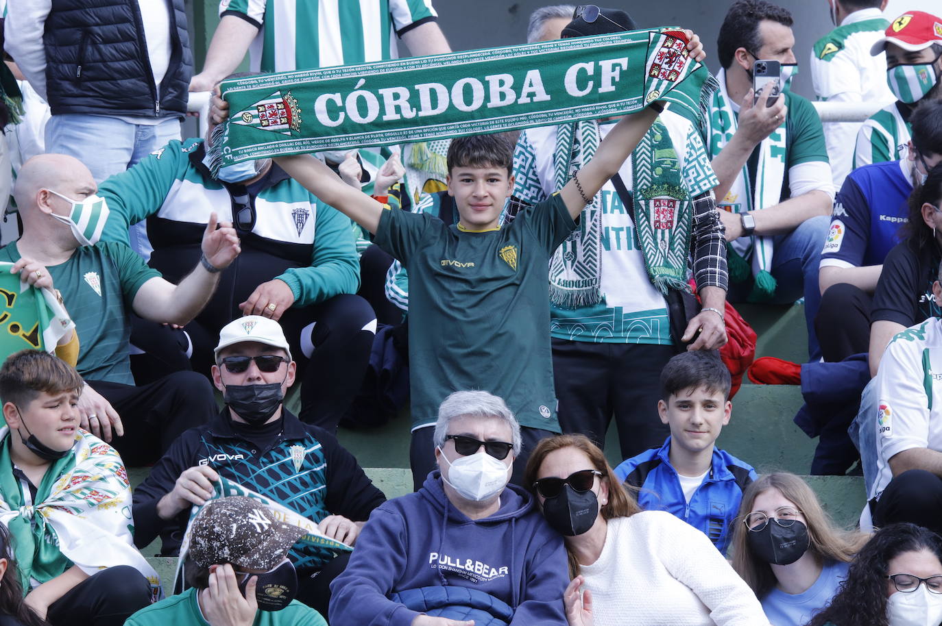 El ambientazo de la afición del Córdoba CF ante el Antequera en El Maulí, en imágenes