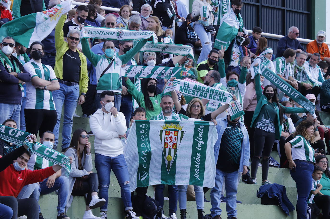 El ambientazo de la afición del Córdoba CF ante el Antequera en El Maulí, en imágenes