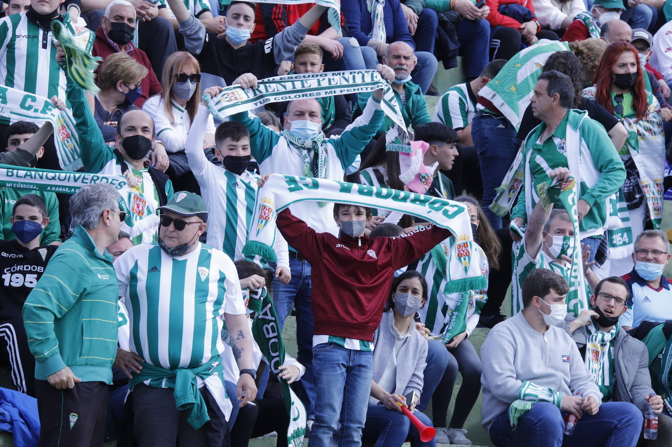 El ambientazo de la afición del Córdoba CF ante el Antequera en El Maulí, en imágenes