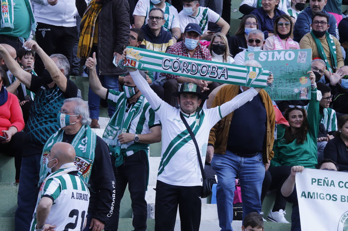 El ambientazo de la afición del Córdoba CF ante el Antequera en El Maulí, en imágenes