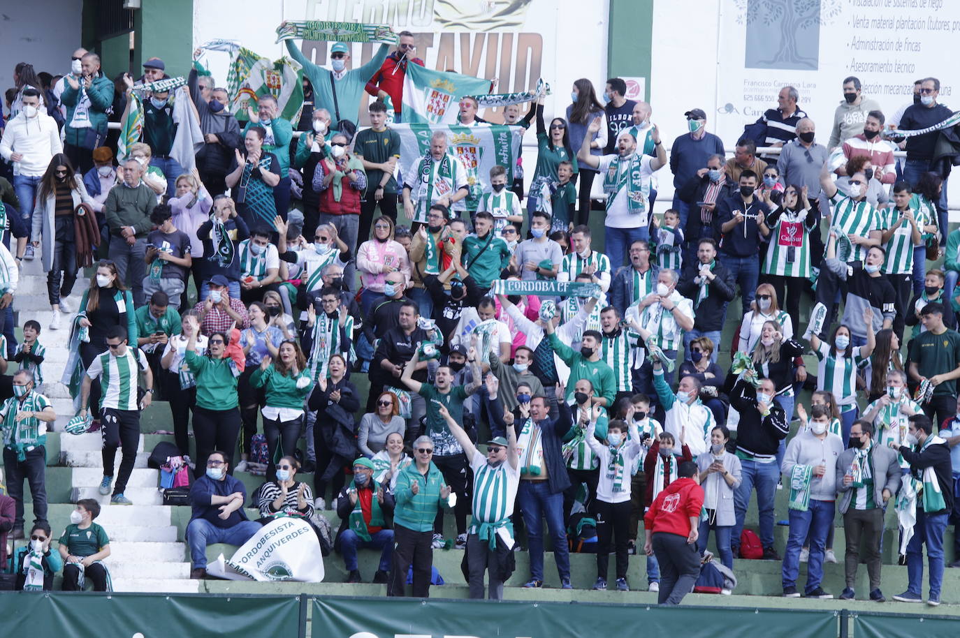 El ambientazo de la afición del Córdoba CF ante el Antequera en El Maulí, en imágenes