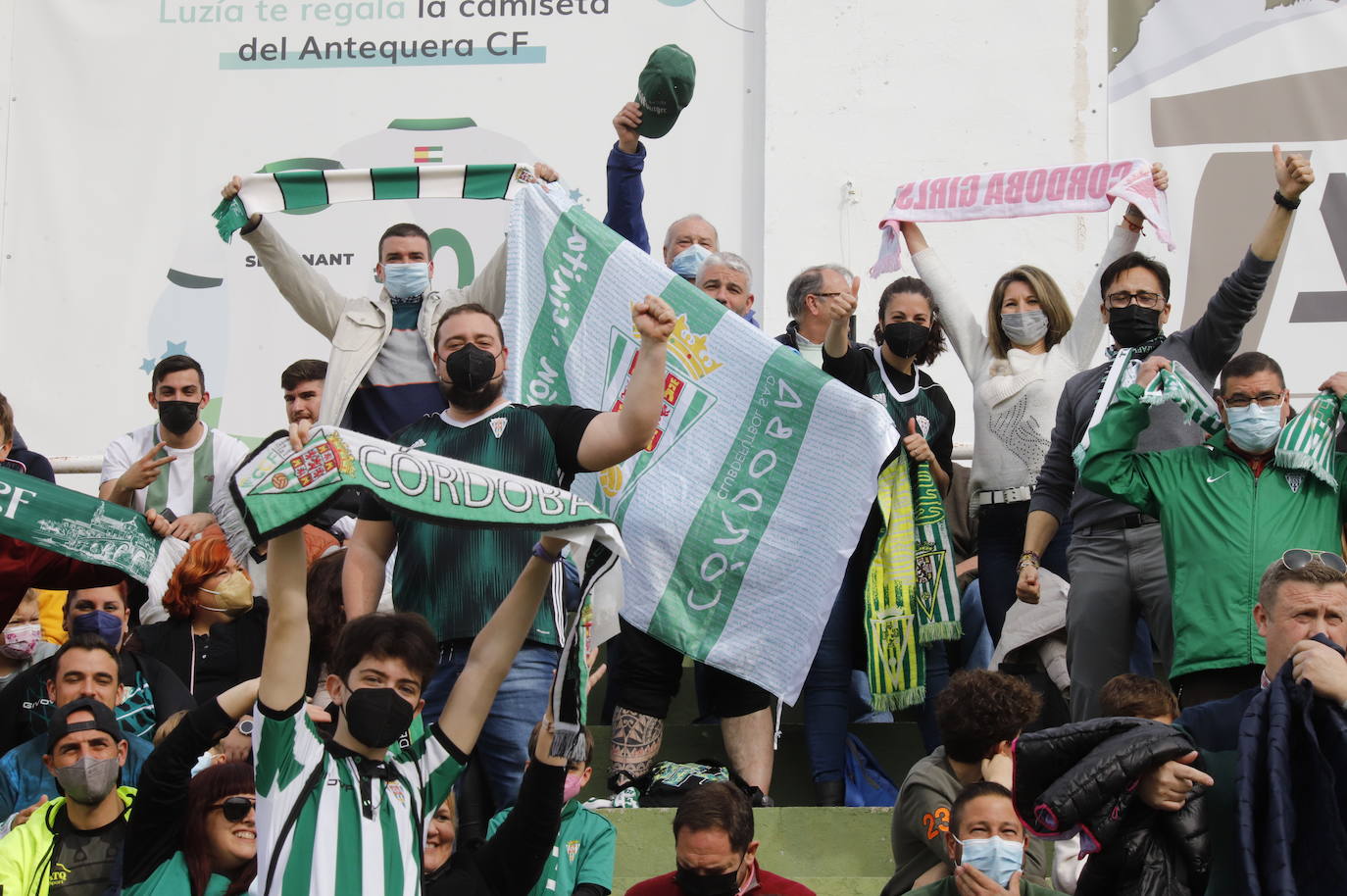 El ambientazo de la afición del Córdoba CF ante el Antequera en El Maulí, en imágenes