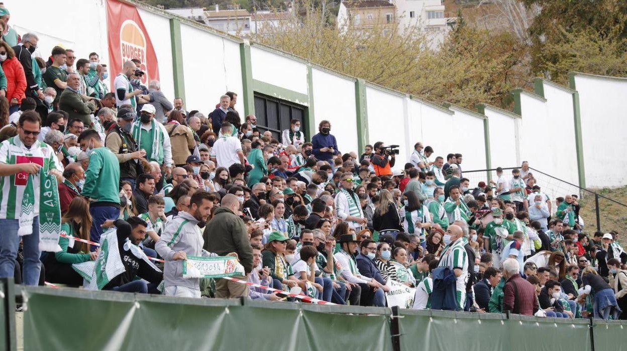 El ambientazo de la afición del Córdoba CF ante el Antequera en El Maulí, en imágenes