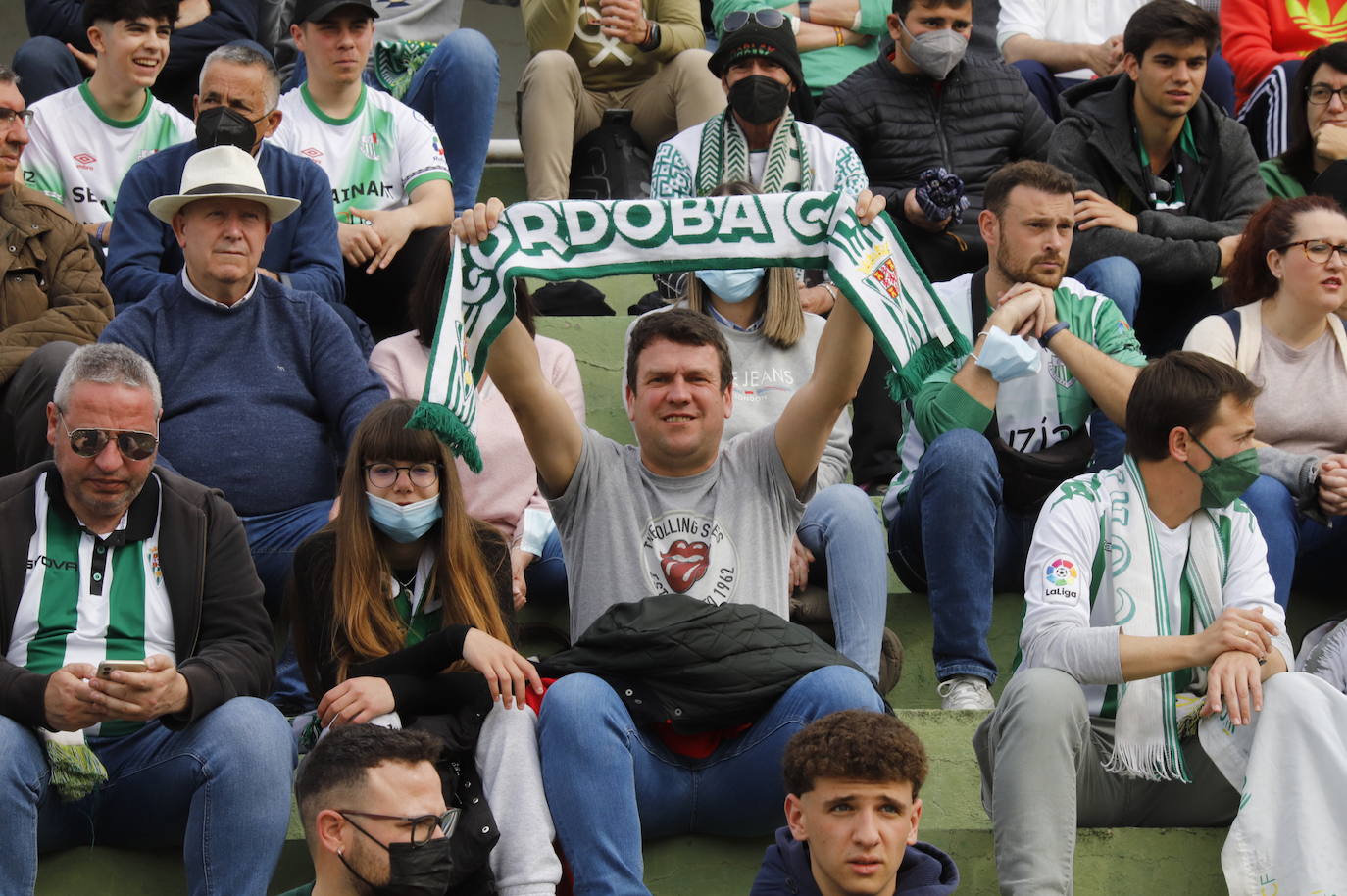 El ambientazo de la afición del Córdoba CF ante el Antequera en El Maulí, en imágenes