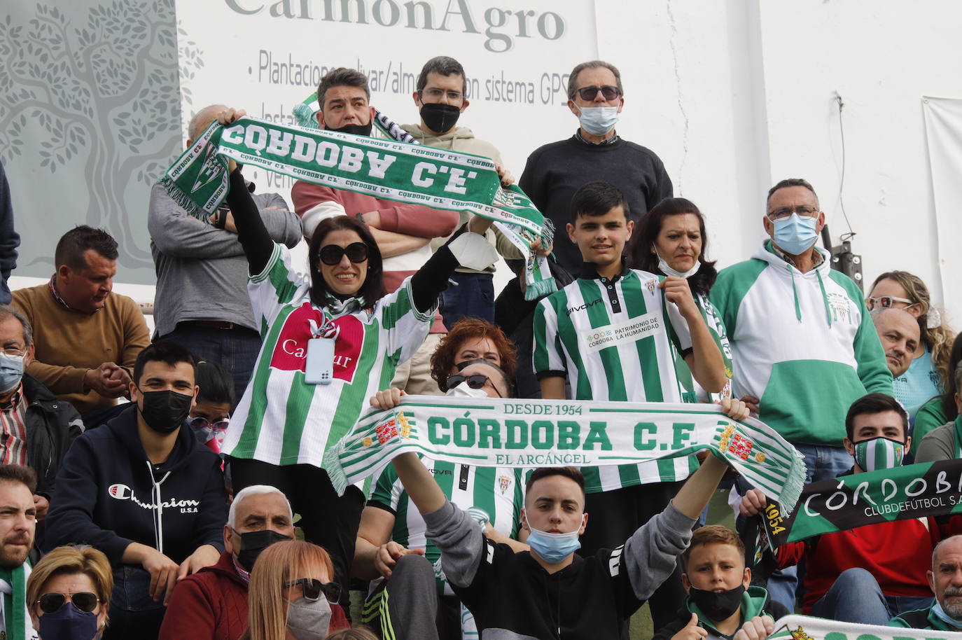 El ambientazo de la afición del Córdoba CF ante el Antequera en El Maulí, en imágenes