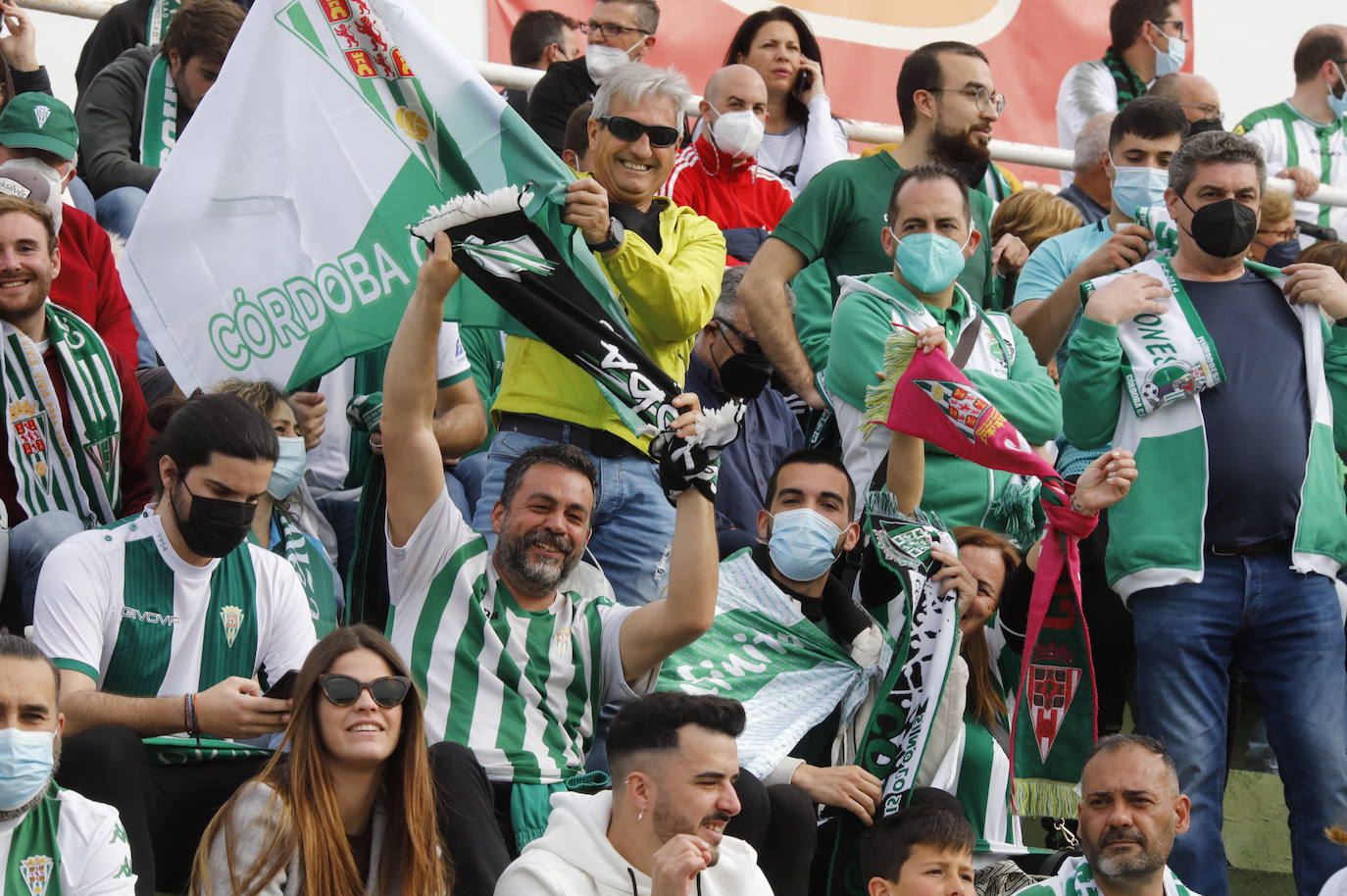 El ambientazo de la afición del Córdoba CF ante el Antequera en El Maulí, en imágenes