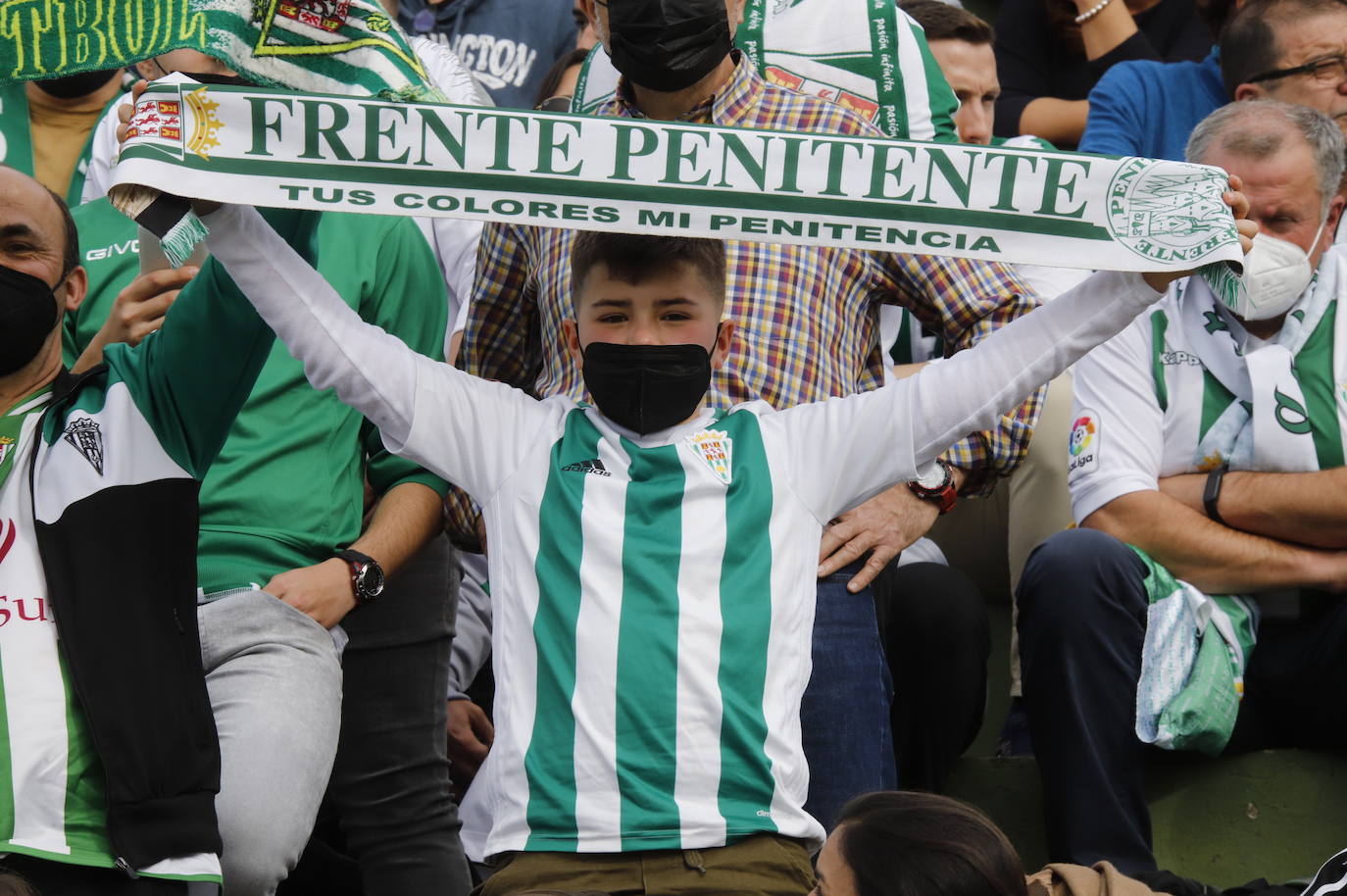 El ambientazo de la afición del Córdoba CF ante el Antequera en El Maulí, en imágenes