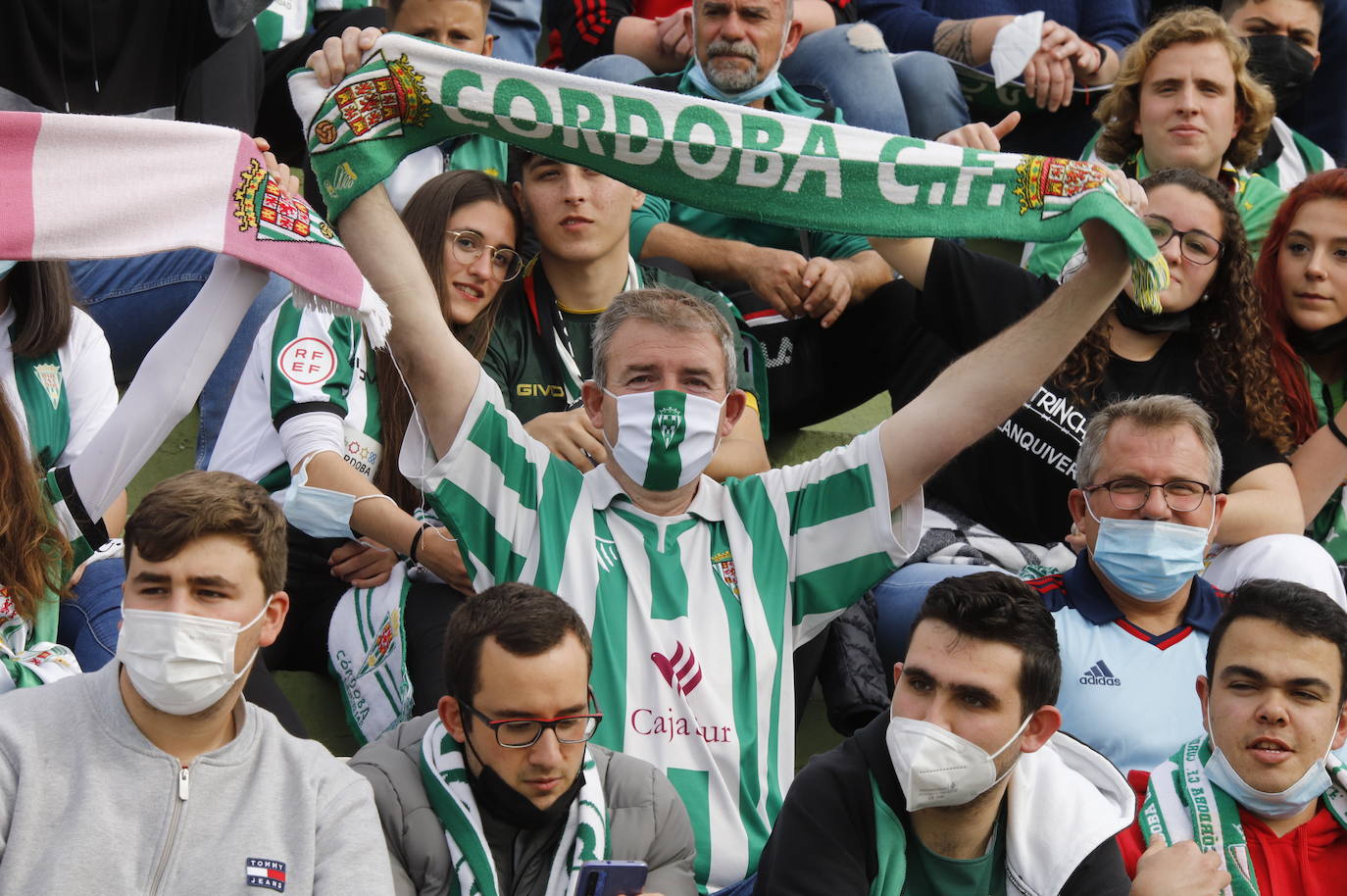 El ambientazo de la afición del Córdoba CF ante el Antequera en El Maulí, en imágenes