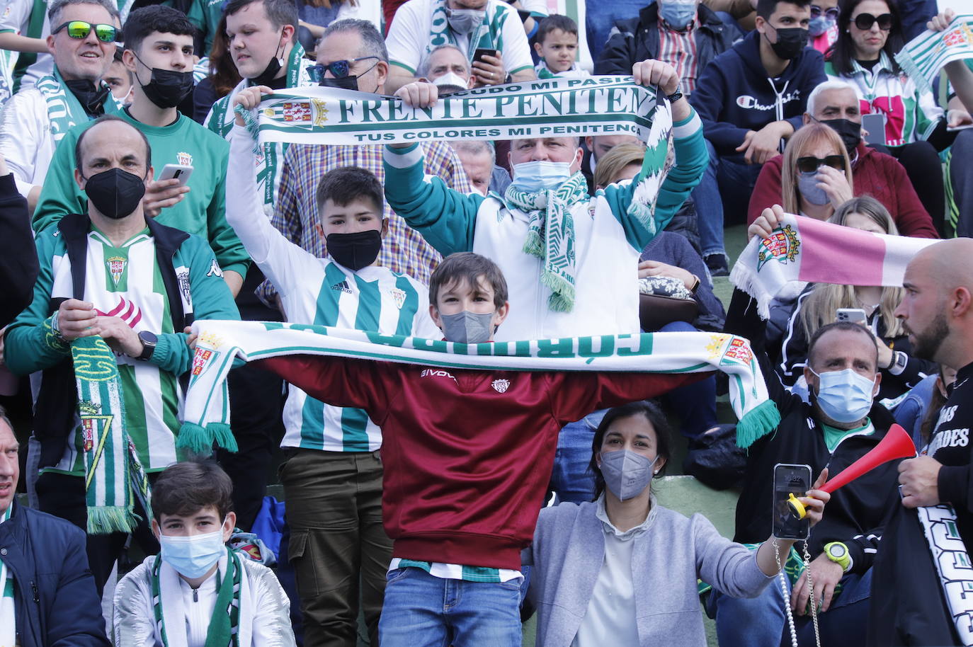 El ambientazo de la afición del Córdoba CF ante el Antequera en El Maulí, en imágenes