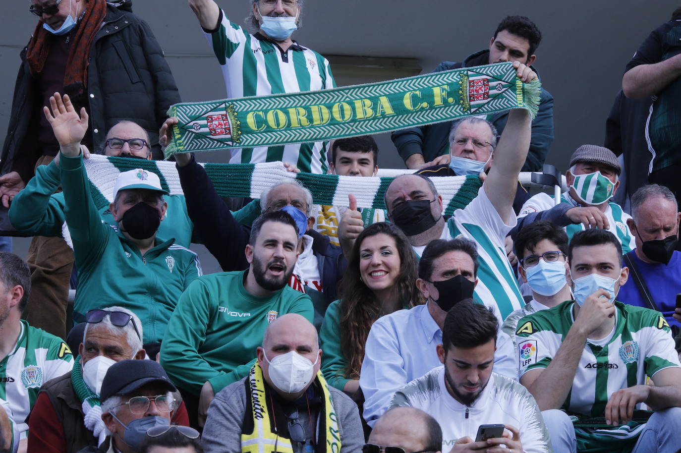 El ambientazo de la afición del Córdoba CF ante el Antequera en El Maulí, en imágenes