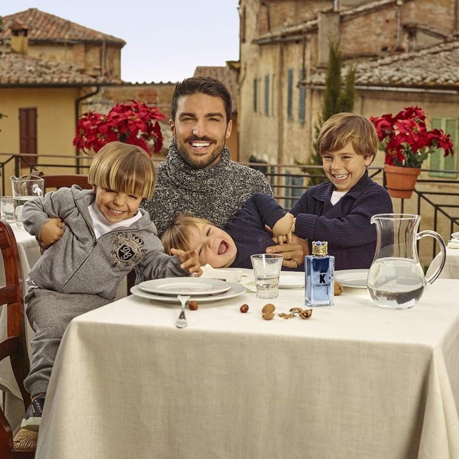 Regalos con los que es imposible equivocarse. El Día del Padre cada vez está más cerca, y aunque tú seas su mejor regalo, no está de más celebrar la jornada rindiéndole un pequeño homenaje. Para dar con la clave nada mejor que esta selección de ideas que hemos seleccionado que, aunque diferentes, comparten un denominador común: son tan originales como prácticas. Tanto si es presumido, como amante de la tecnología o la moda, hay un capricho para cada uno. ¿Con cuál te quedas?