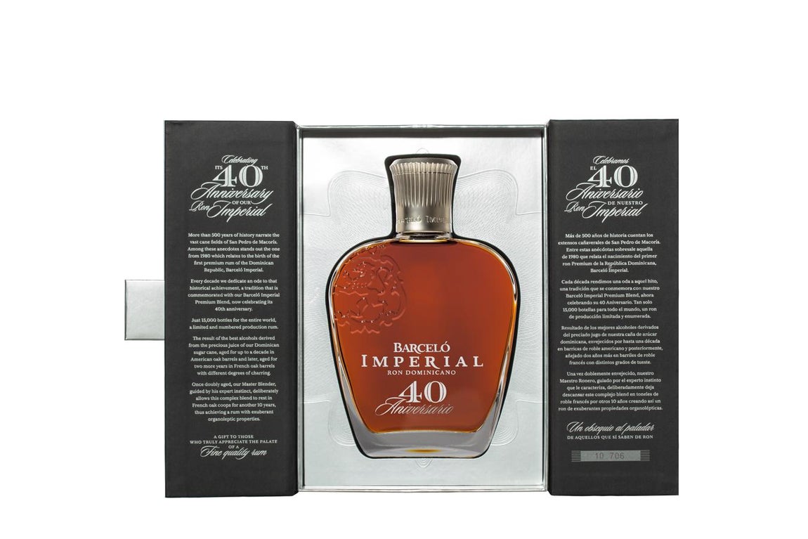 Barceló - Regalos para acertar en el Día del Padre. Ron Barceló Imperial Premium Blend 40 aniversario. Se trata de una edición limita y numerada, con una producción de la que en España sólo habrá 600 botellas disponibles. Se puede adquirir en El Club Gourmet de El Corte Inglés y tiendas especializadas. Precio: 150€.