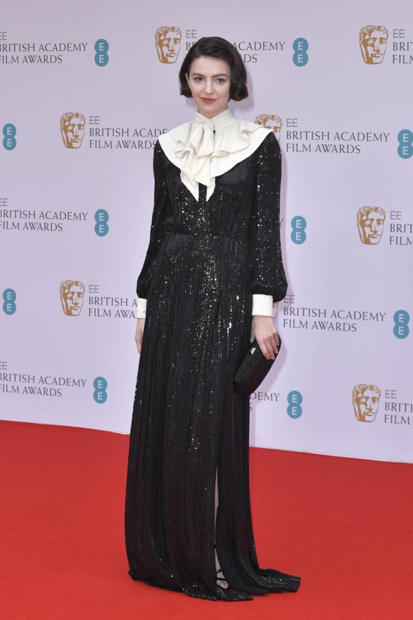 Ella Hunt - Premios Bafta 2022. Eligió un modelo de Celine repleto de lentejuelas con mucha caída en el que resaltaban las mangas abullonadas y el vuello con un nuedo central.