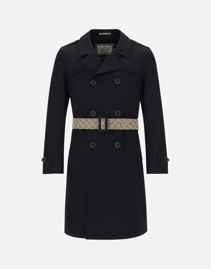 Herno - Regalos para acertar en el Día del Padre. Gabardina azul con monograma, de Herno. Un clásico reinventado que regresa de los archivos históricos de la marca con sus distintivos detalles del monograma H debajo del cuello y en el interior del cinturón y las correas. Precio: 685€.