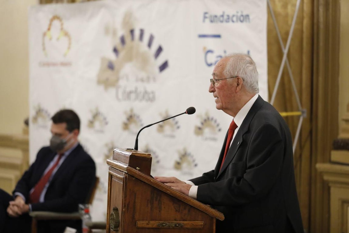 La conferencia del alcalde de Córdoba en el Foro Amador Jover, en imágenes